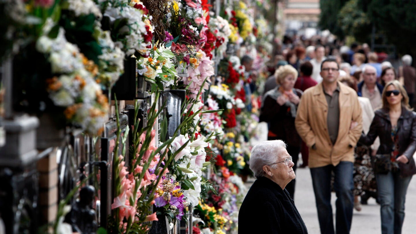 En Espa&ntilde;a los cementerios se llenan de flores