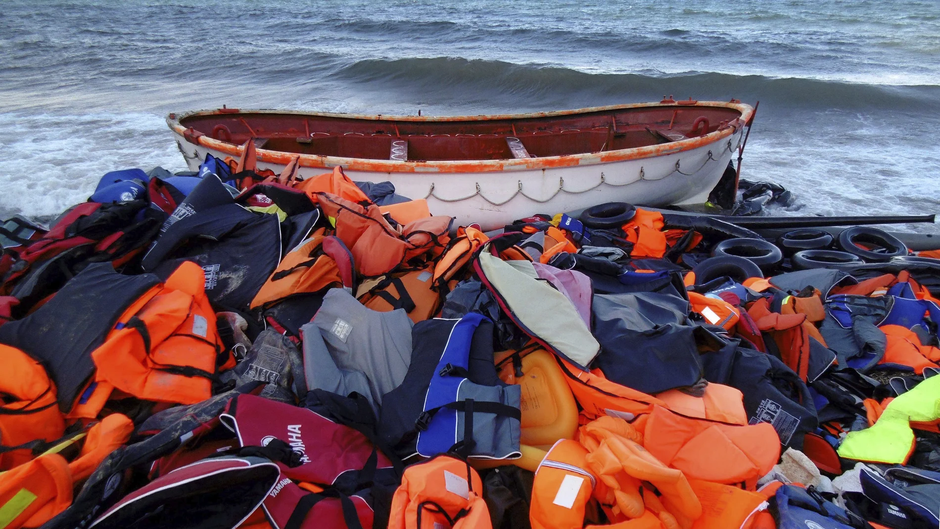 Chalecos salvavidas utilizados por los migrantes para cruzar el Mediterráneo 