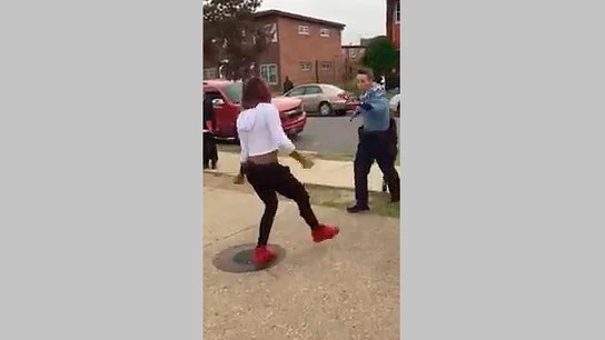 Una policía reta a una adolescente a un duelo de baile Una policía reta a una adolescente a un duelo de baile