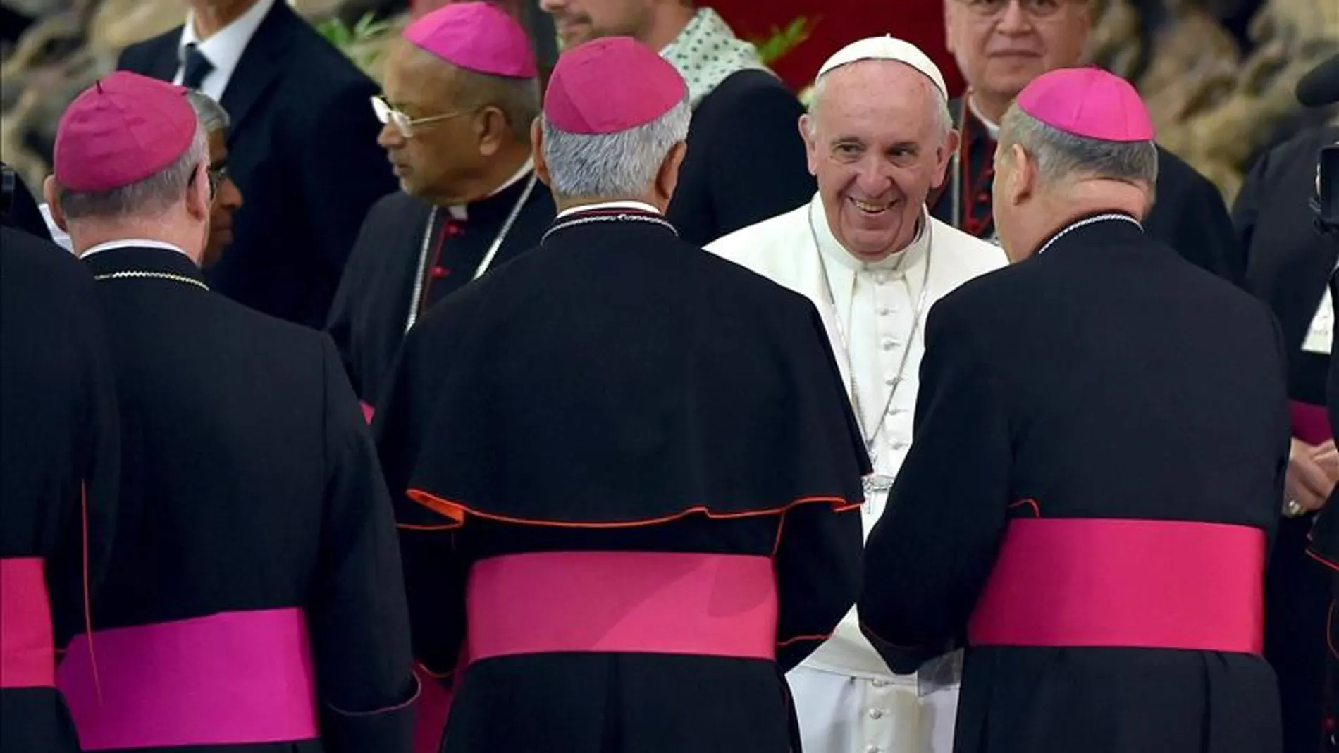 El papa francisco conversa con obispos