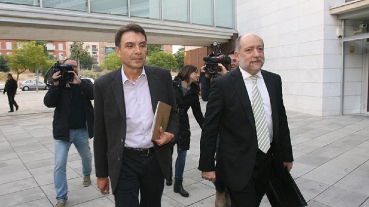 Josep Antoni Rosell, a la izquierda, junto a uno de sus abogados