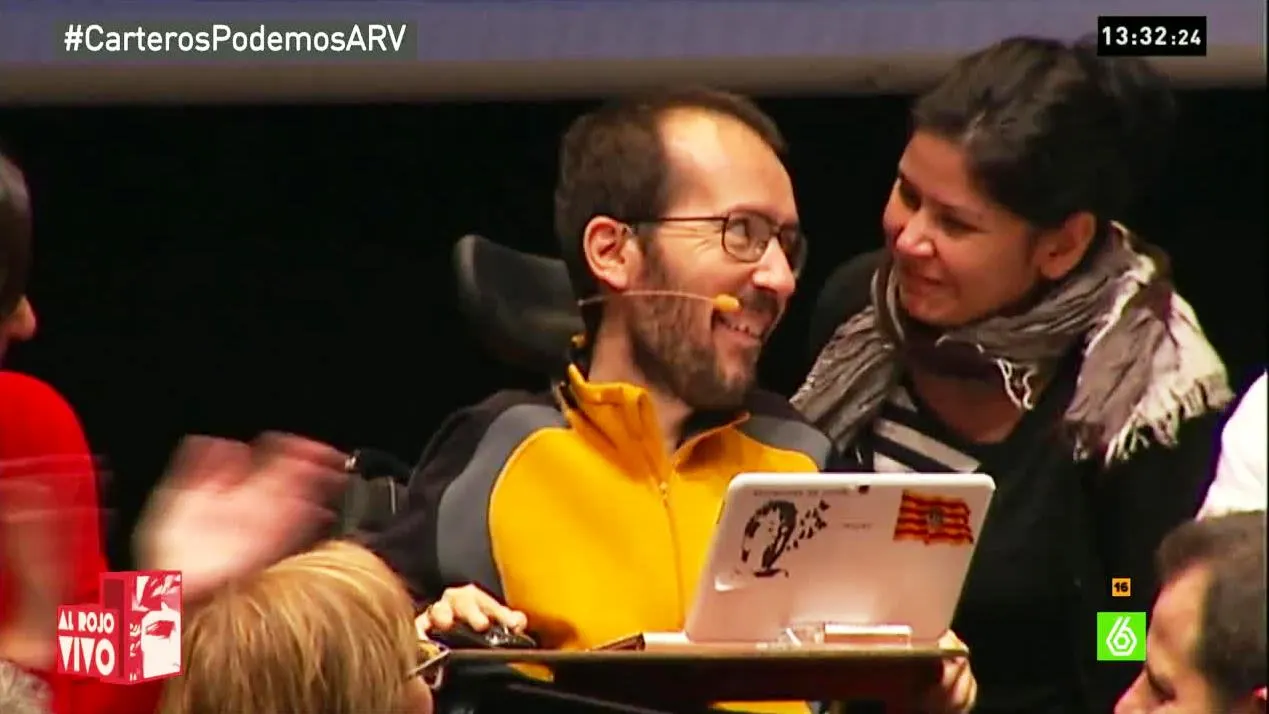 Pablo Echenique, junto a su mujer en un acto del partido Pablo Echenique, junto a su mujer en un acto del partido