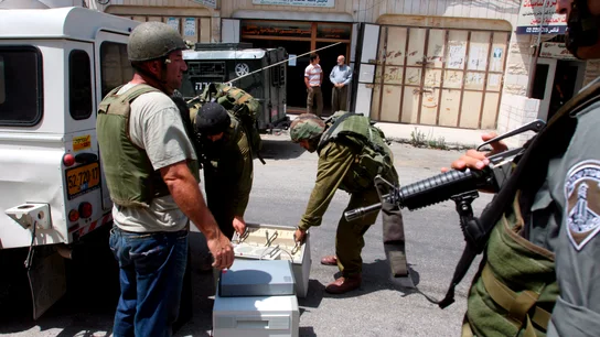 El Ejército israelí cierra Al Hurria, la estación de radio de Al Fatah en Hebrón El Ejército israelí cierra Al Hurria, la estación de radio de Al Fatah en Hebrón