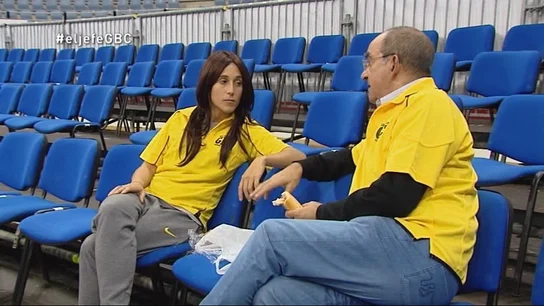 La Jefa acompaña a los voluntarios en su labor al final de los partidos La Jefa acompaña a los voluntarios en su labor al final de los partidos