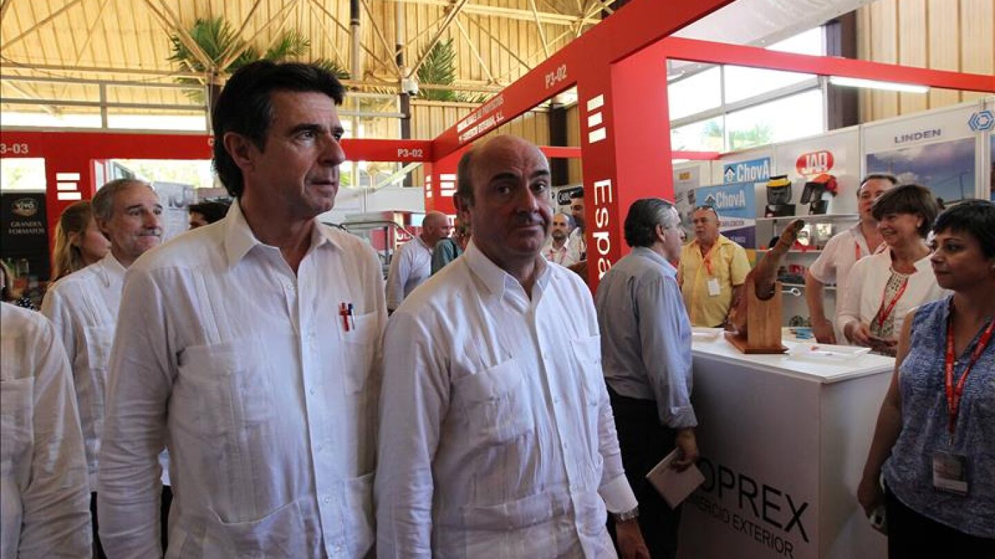 Los ministros Luis de Guindos y Jos&eacute; Manuel Soria durante su visita a Cuba