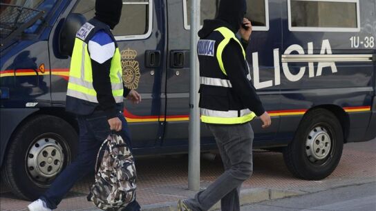 Agentes de la Polic&iacute;a Nacional durante las detenciones