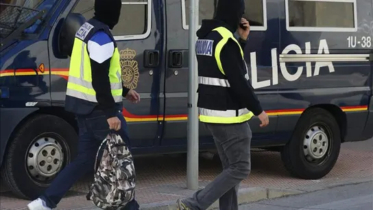 Agentes de la Policía Nacional durante las detenciones Agentes de la Policía Nacional durante las detenciones