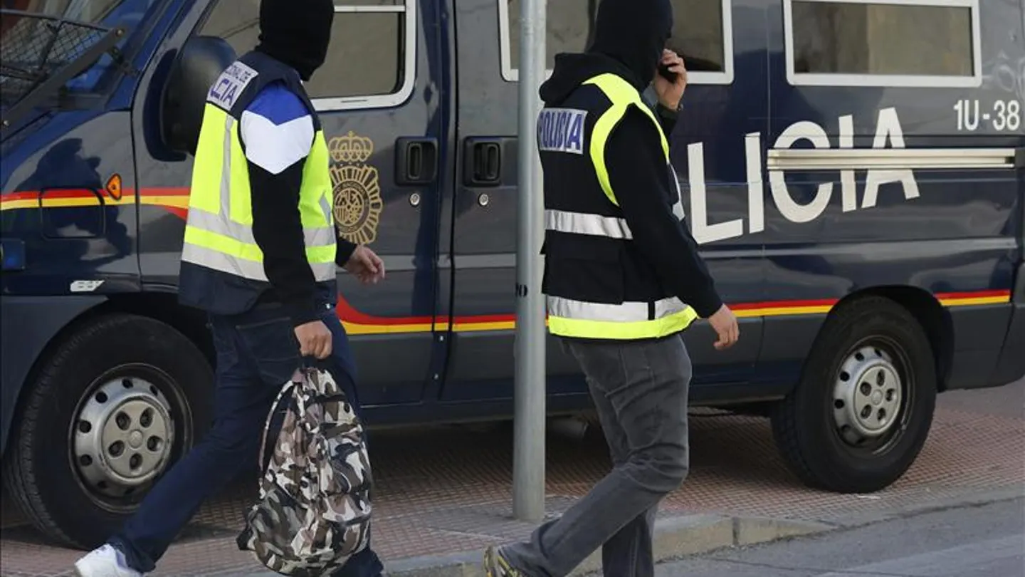 Agentes de la Policía Nacional durante las detenciones Agentes de la Policía Nacional durante las detenciones