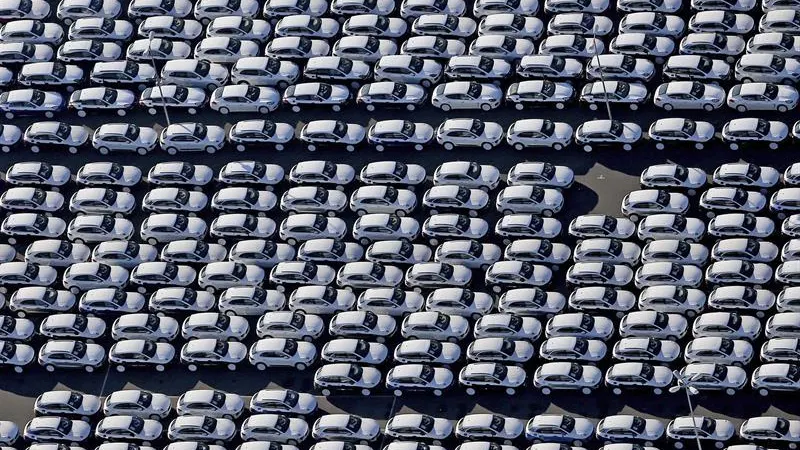 Vista aérea del estacionamiento de automóviles