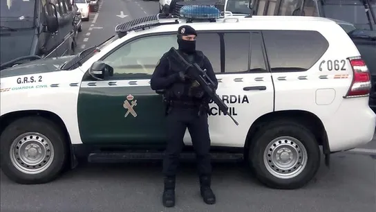 Un agente de la Guardia Civil durante una operación en Barcelona Un agente de la Guardia Civil durante una operación en Barcelona