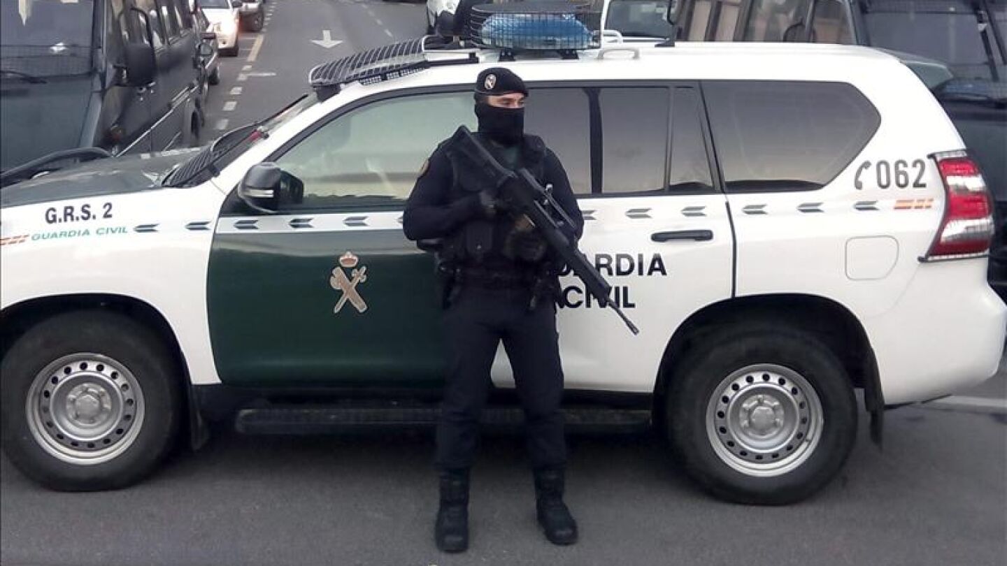 Un agente de la Guardia Civil durante una operaci&oacute;n en Barcelona