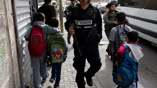 Niños caminan junto a agentes de la policía israelí. Niños caminan junto a agentes de la policía israelí.