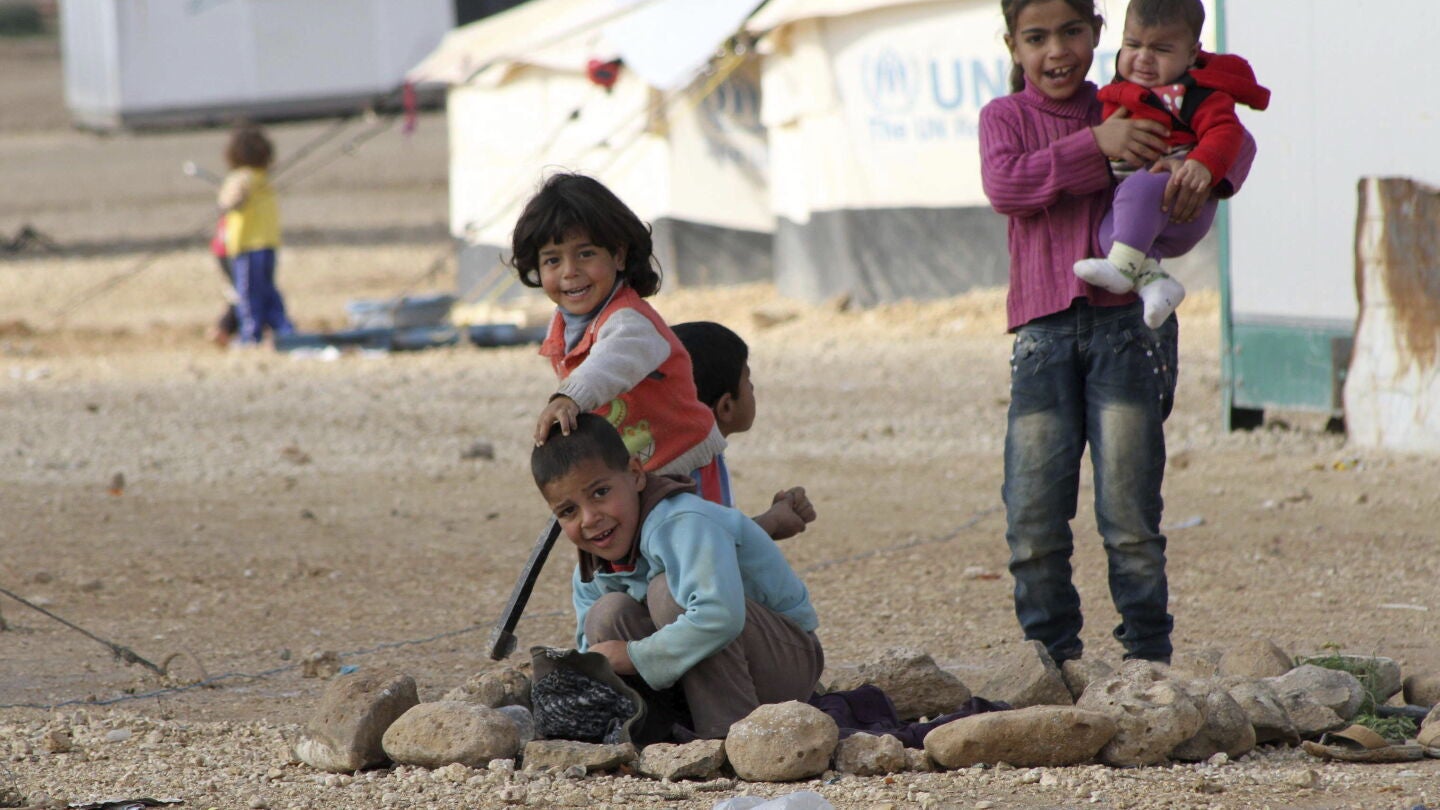 Varios ni&ntilde;os sirios refugiados de la guerra