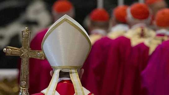 Sacerdotes durante una misa Sacerdotes durante una misa