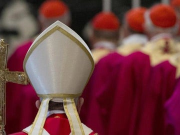 Sacerdotes durante una misa Sacerdotes durante una misa