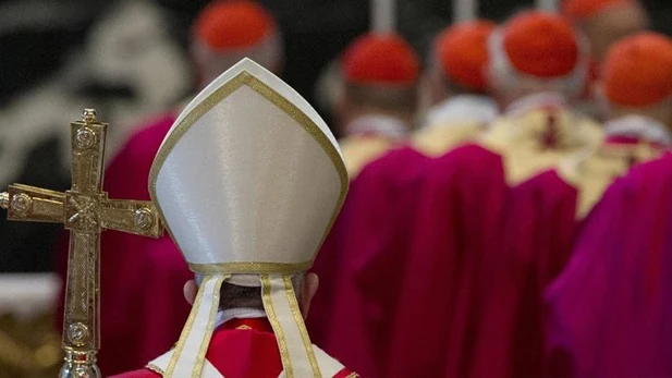 Sacerdotes durante una misa