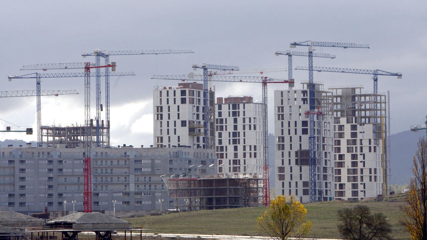 Bloques de viviendas en construcci&oacute;n