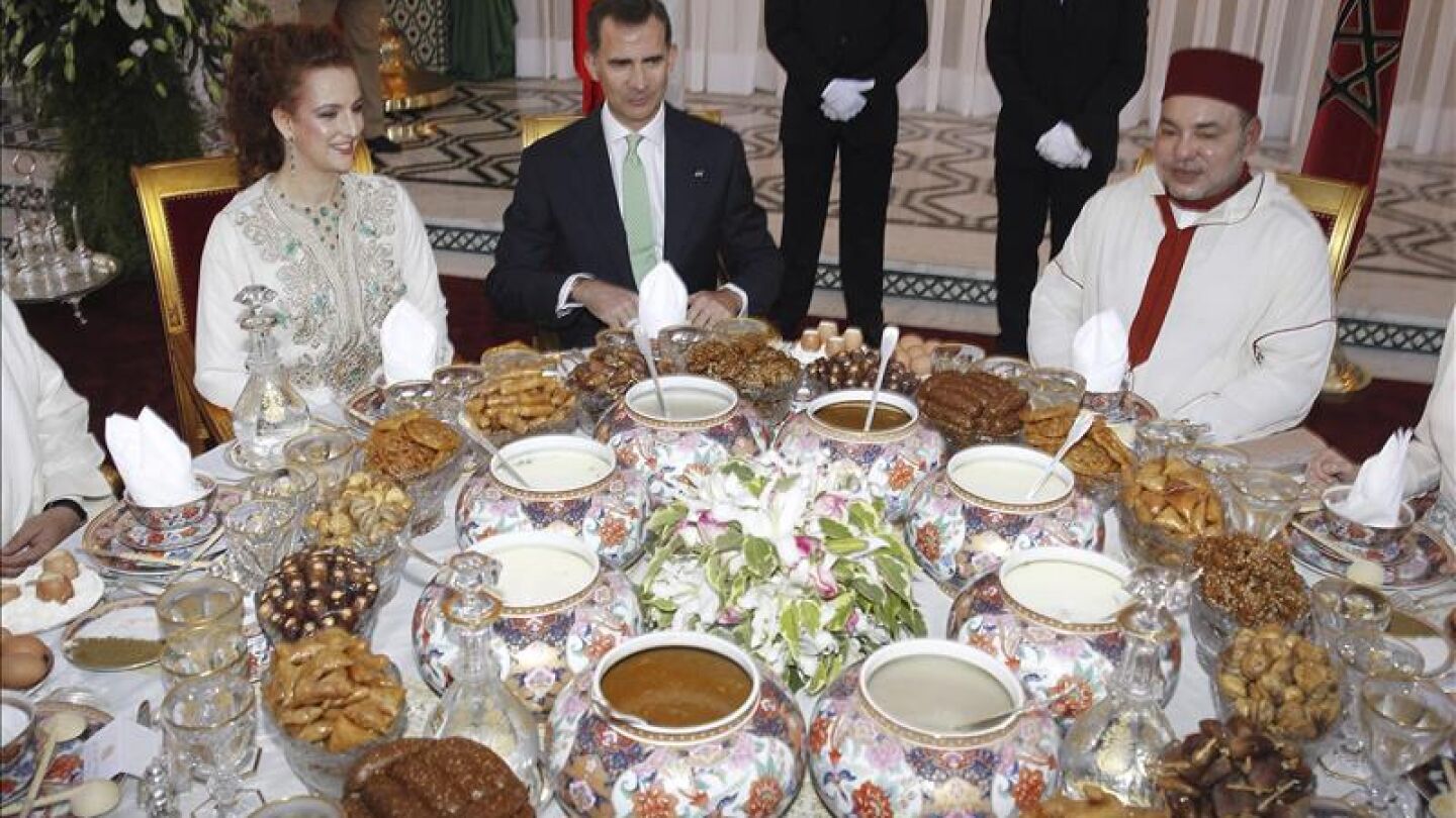 El rey Felipe VI junto al rey Mohamed VI y la princesa Lalla Salma