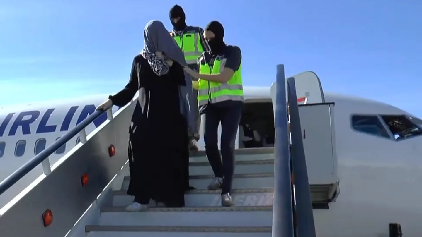 Momento en el que la Policía Nacional detiene a la mujer vinculada a ISIS Momento en el que la Policía Nacional detiene a la mujer vinculada a ISIS