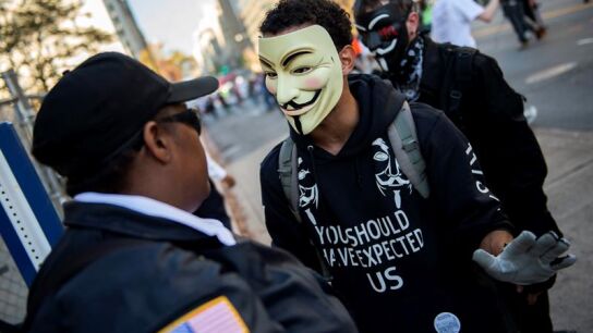 Un manifestante habla con un polic&iacute;a