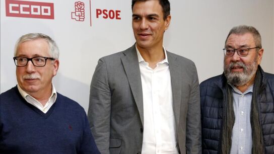 El l&iacute;der socialista Pedro S&aacute;nchez junto a los secretarios generales de UGT, C&aacute;ndido M&eacute;ndez, y de CCOO, Ignacio Fern&aacute;ndez Toxo