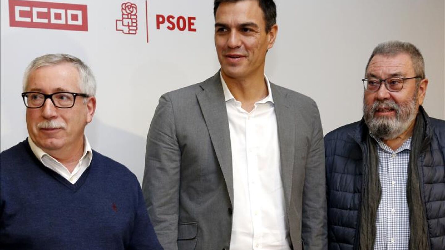 El l&iacute;der socialista Pedro S&aacute;nchez junto a los secretarios generales de UGT, C&aacute;ndido M&eacute;ndez, y de CCOO, Ignacio Fern&aacute;ndez Toxo