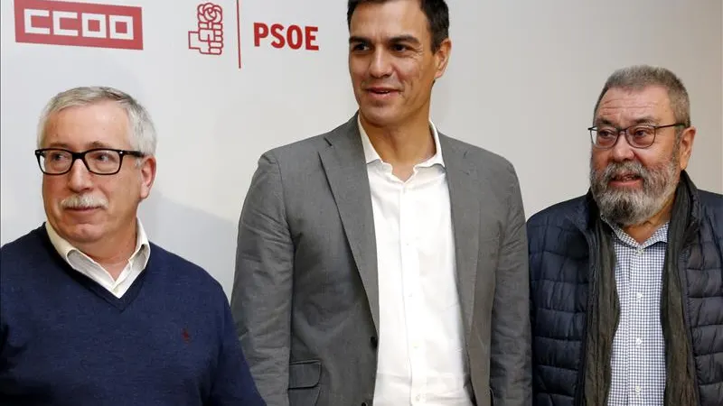 El líder socialista Pedro Sánchez junto a los secretarios generales de UGT, Cándido Méndez, y de CCOO, Ignacio Fernández Toxo