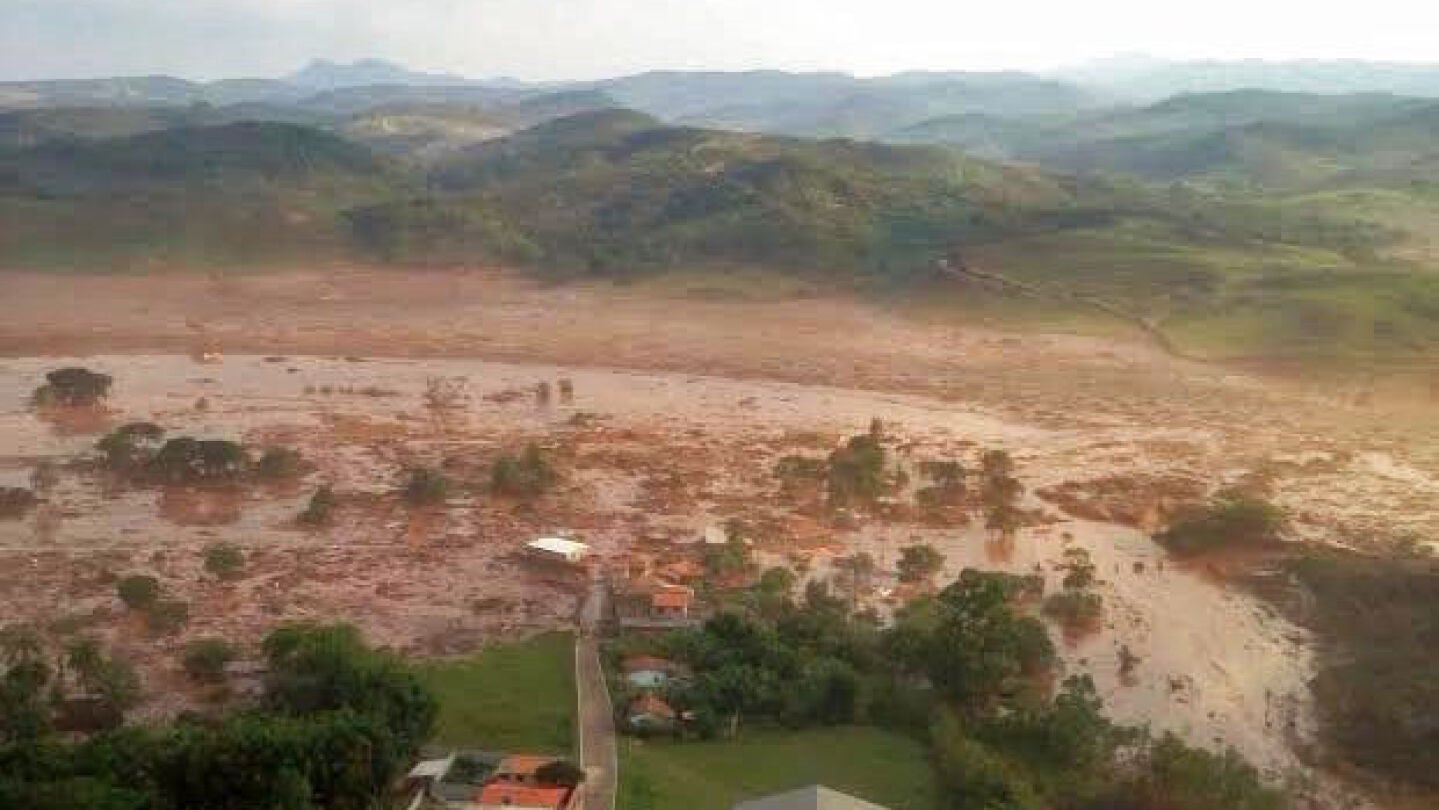 Lugar afectado tras la rotura de un dep&oacute;sito de residuos en Brasil