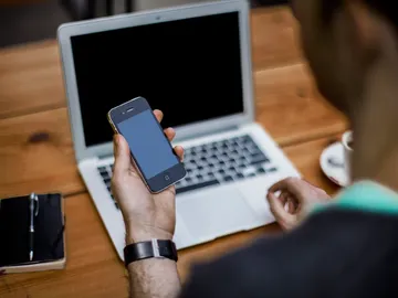 Otro drama de la vida moderna: no tener wifi en un lugar. Con tu ‘smartphone’ e EasyTether Pro, ahora dará igual Otro drama de la vida moderna: no tener wifi en un lugar. Con tu ‘smartphone’ e EasyTether Pro, ahora dará igual