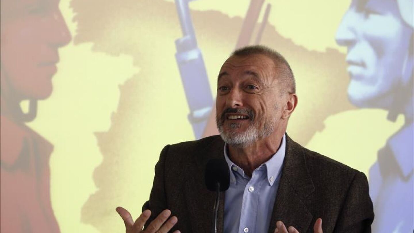 El escritor Arturo P&eacute;rez-Reverte
