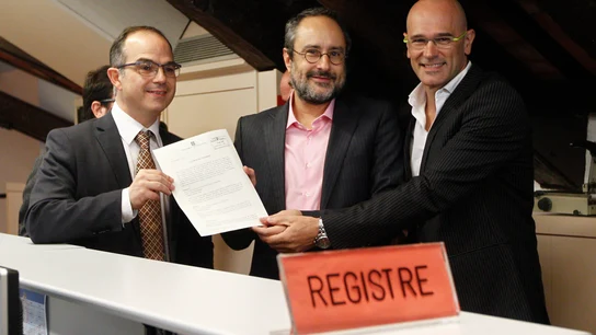 Turull, Baños y Romeva presentan el registro del anexo a la moción soberanista Turull, Baños y Romeva presentan el registro del anexo a la moción soberanista