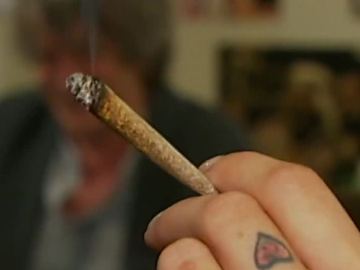 Una joven fumando cannabis Una joven fumando cannabis