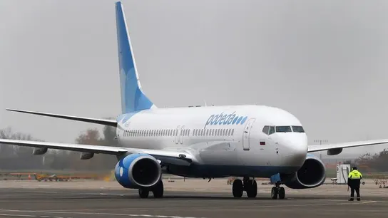 Un avión Boeing 737 de la aerolínea rusa Pobeda detenido en el aeropuerto de Krasnodar (Rusia) Un avión Boeing 737 de la aerolínea rusa Pobeda detenido en el aeropuerto de Krasnodar (Rusia)