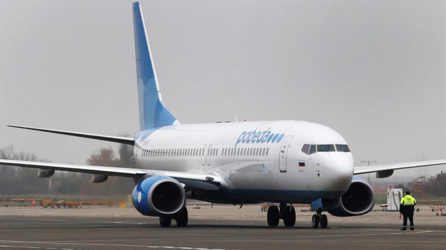 Un avi&oacute;n Boeing 737 de la aerol&iacute;nea rusa Pobeda detenido en el aeropuerto de Krasnodar (Rusia)