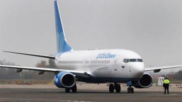 Un avión Boeing 737 de la aerolínea rusa Pobeda detenido en el aeropuerto de Krasnodar (Rusia)
