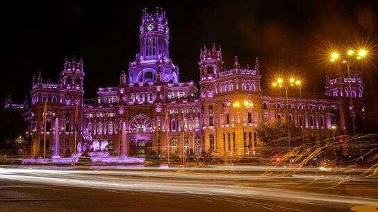 El palacio de Cibeles, iluminado de morado con motivo de la Marcha Estatal contra las Violencias Machistas