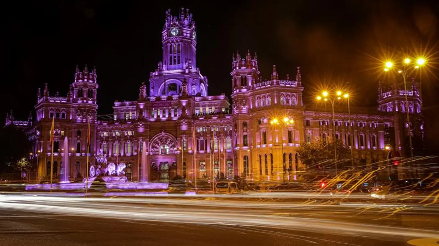 El palacio de Cibeles, iluminado de morado con motivo de la Marcha Estatal contra las Violencias Machistas El palacio de Cibeles, iluminado de morado con motivo de la Marcha Estatal contra las Violencias Machistas