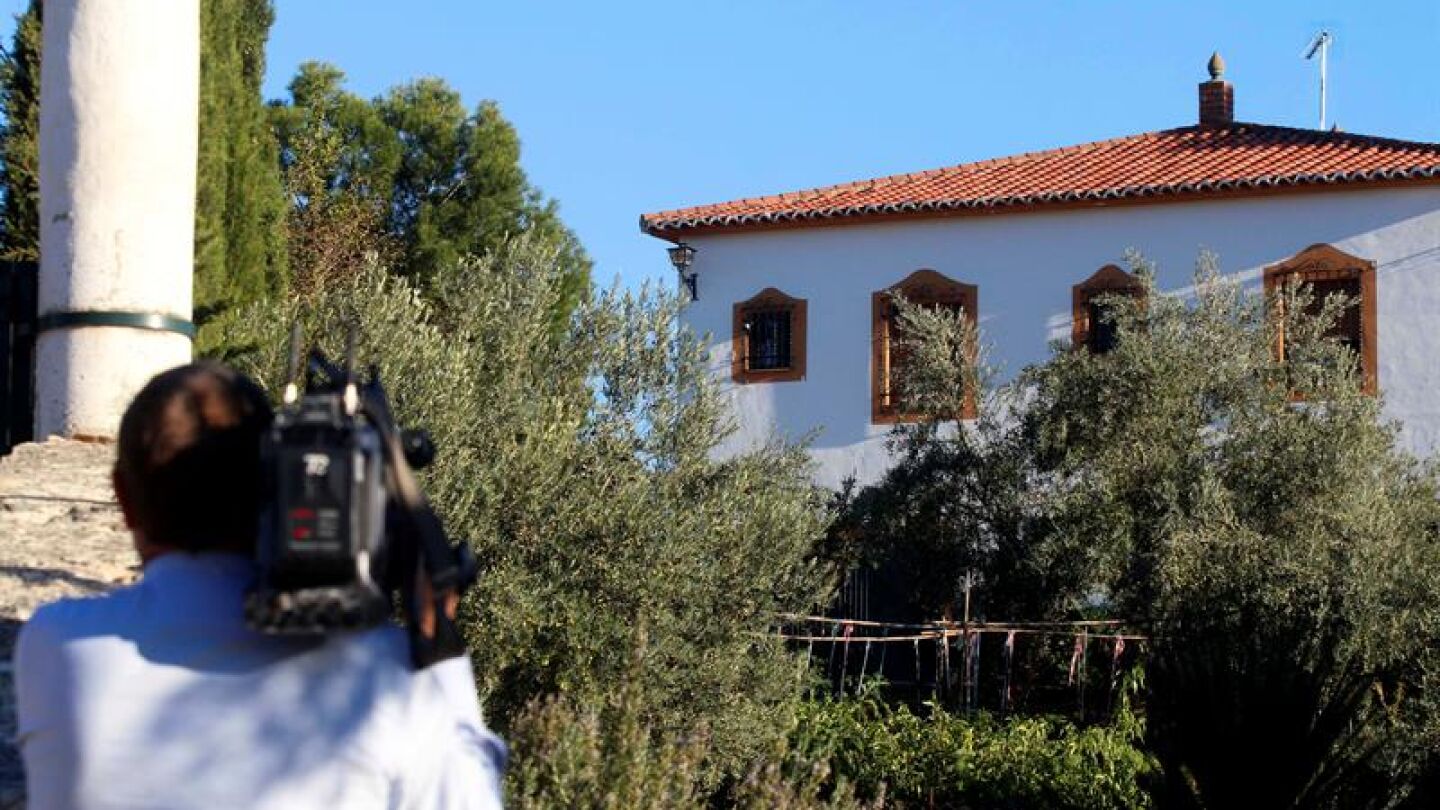Un c&aacute;mara graba im&aacute;genes del cortijo en el que han sido hallado el cuerpo de la mujer