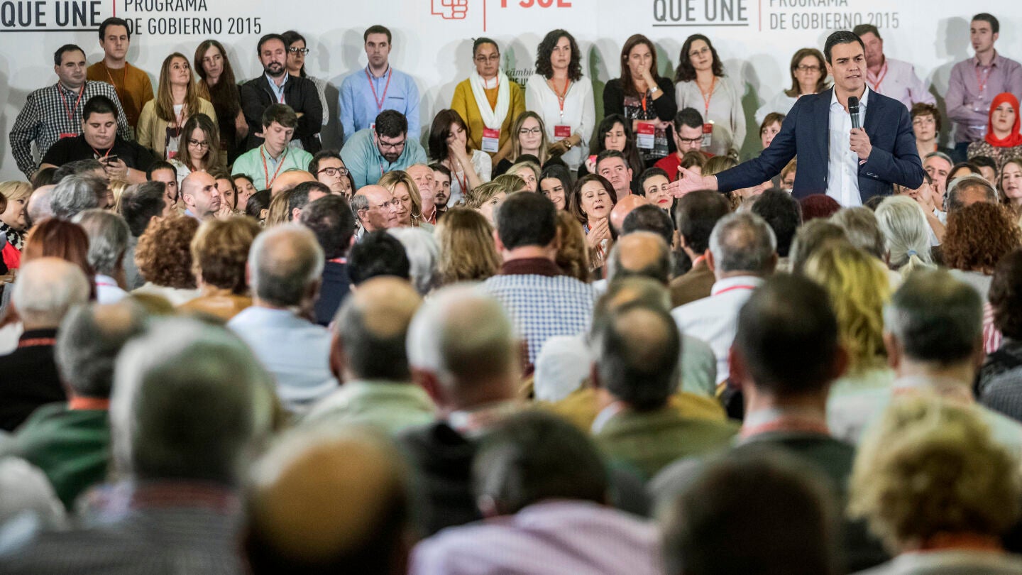 Militantes del PSOE en la sede del partido