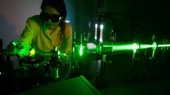 Miembro del equipo de investigación probando el láser Miembro del equipo de investigación probando el láser