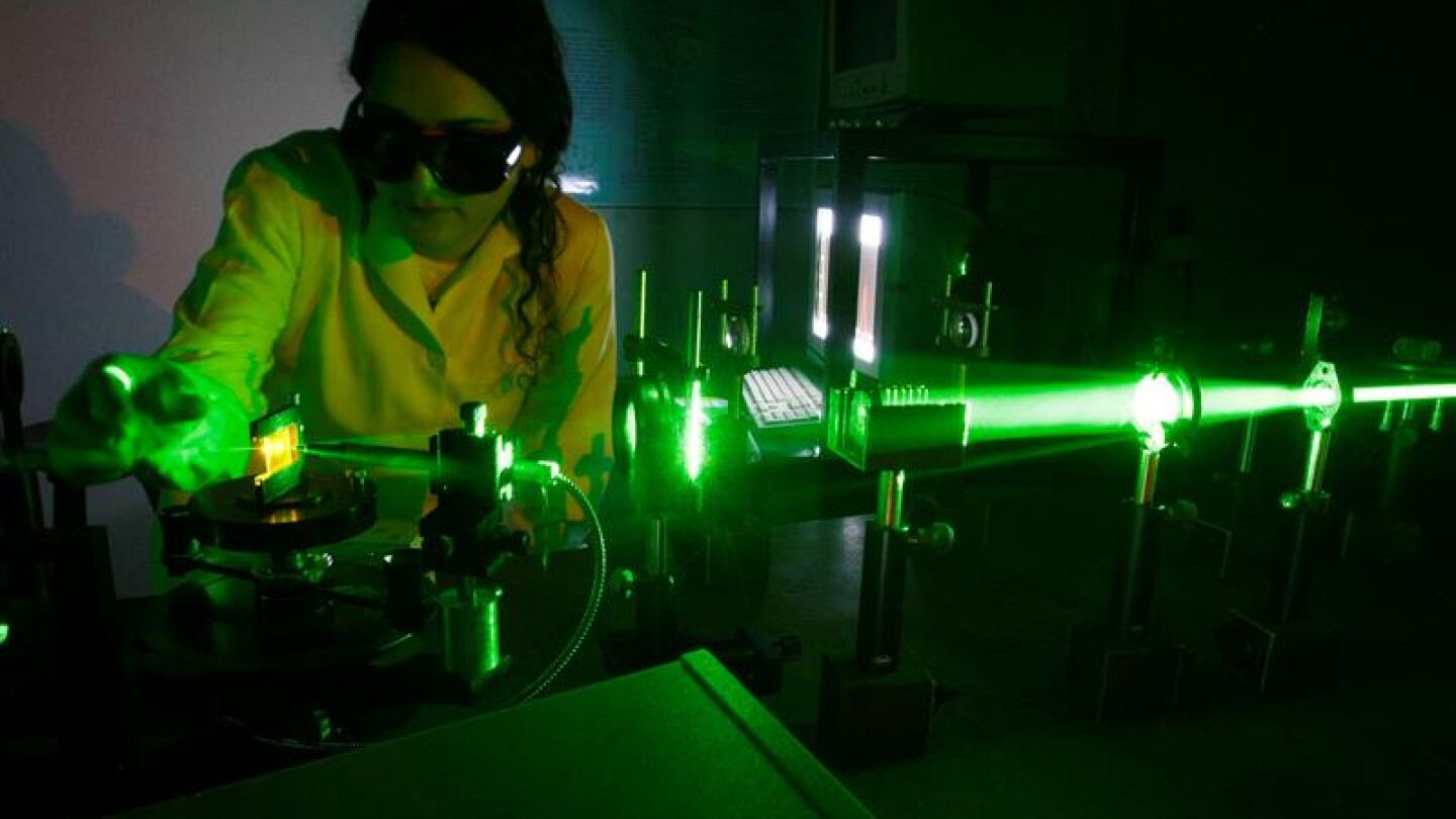 Miembro del equipo de investigaci&oacute;n probando el l&aacute;ser