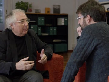 El catedrático Manuel Castells, junto a Jordi Évole, en Salvados El catedrático Manuel Castells, junto a Jordi Évole, en Salvados