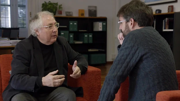 El catedrático Manuel Castells, junto a Jordi Évole, en Salvados