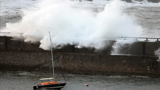 Olas en el puerto de Bermeo Olas en el puerto de Bermeo
