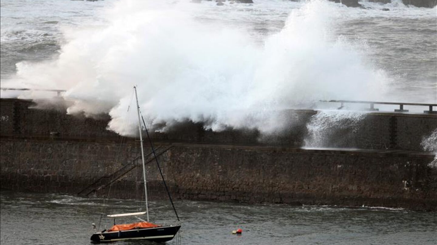 Olas en el puerto de Bermeo