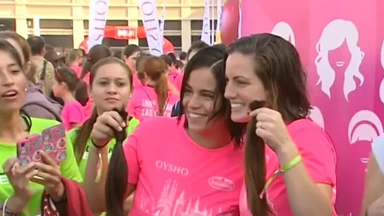 Mujeres se cortan el pelo contra el cáncer Mujeres se cortan el pelo contra el cáncer