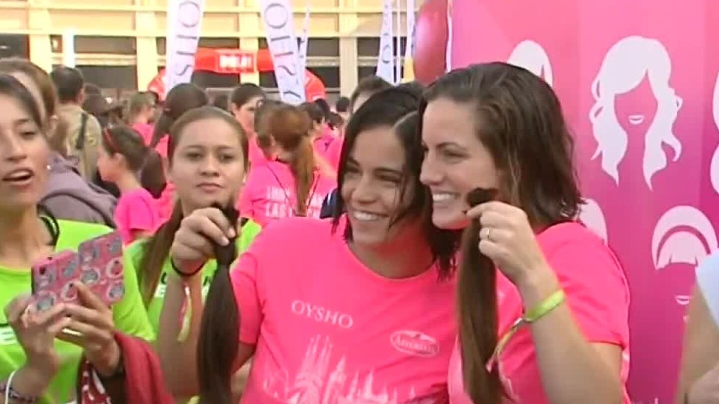 Mujeres se cortan el pelo contra el c&aacute;ncer