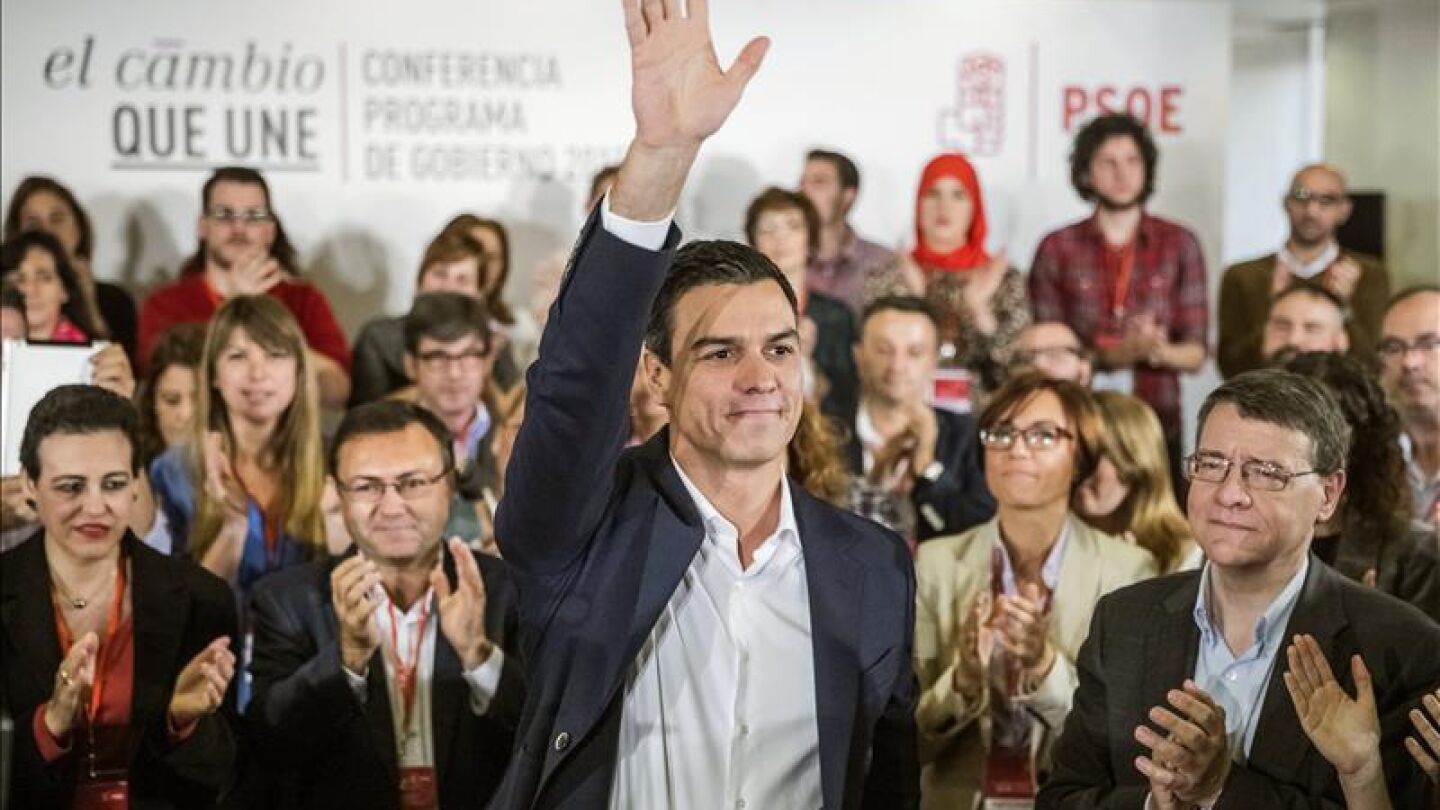 l l&iacute;der del PSOE, Pedro S&aacute;nchez, saluda tras intervenir en la sede del partido