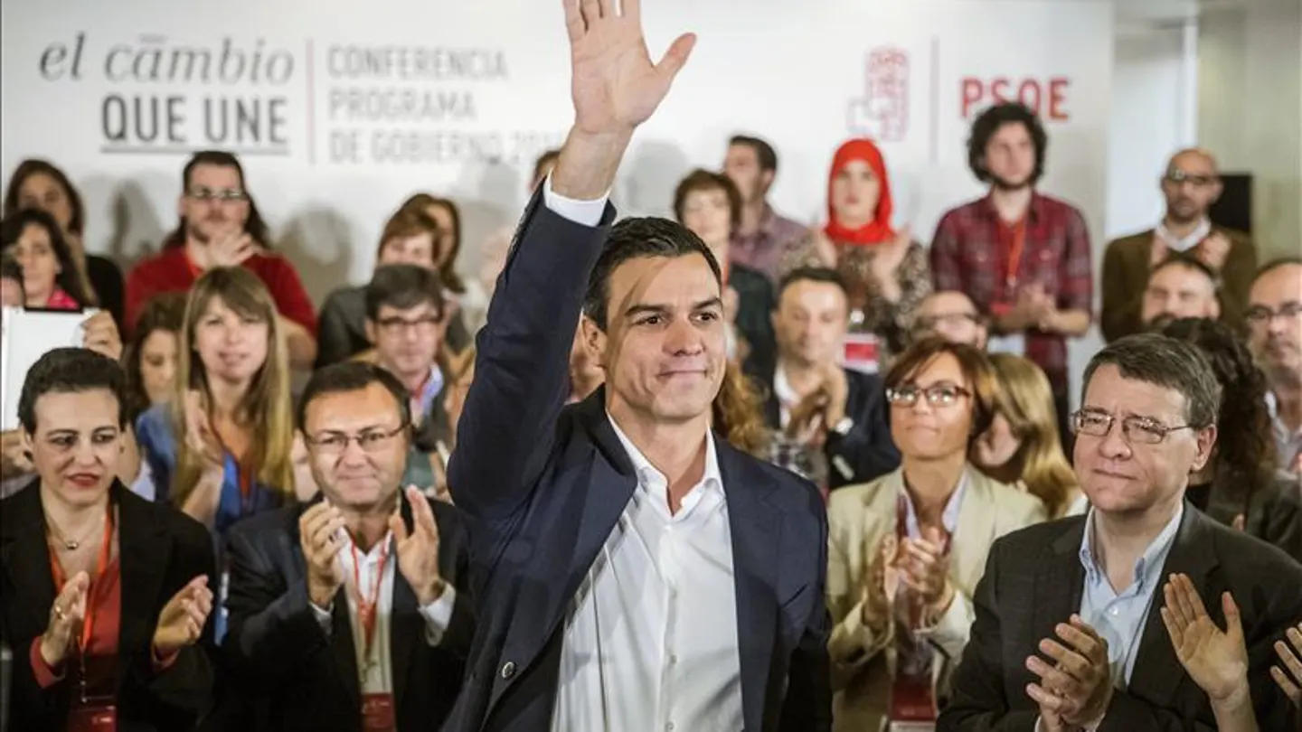 l líder del PSOE, Pedro Sánchez, saluda tras intervenir en la sede del partido l líder del PSOE, Pedro Sánchez, saluda tras intervenir en la sede del partido