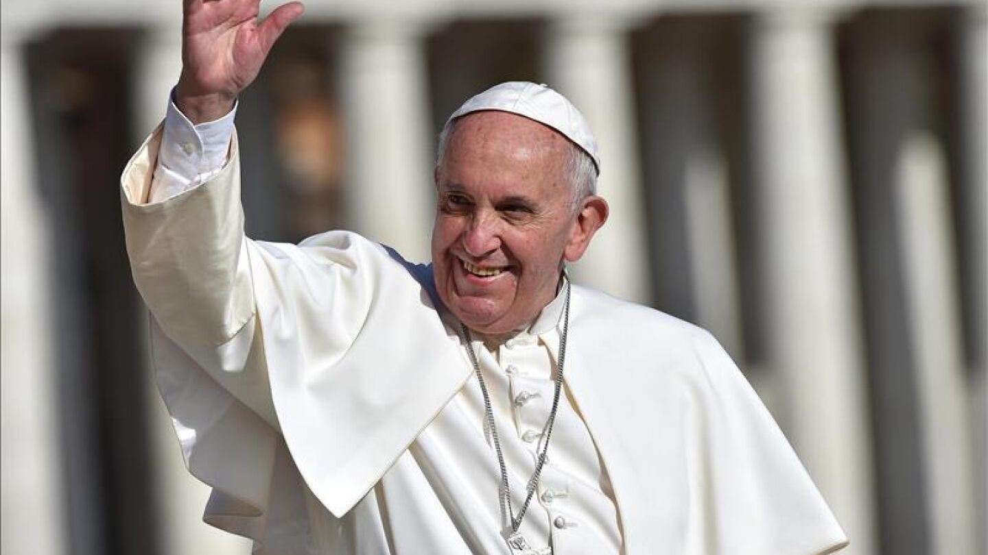 El papa Francisco saluda en la plaza de San PedroEl papa Francisco saluda en la plaza de San Pedro